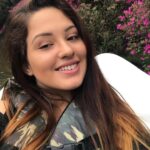 close up de uma bela mulher sorridente vestindo um colete salva vidas 1048944 20723362